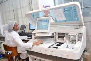 Femme Analyse les Données Laboratoire Prima SARL