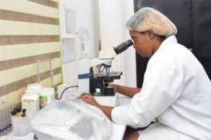 Femme dans une laboratoire Prima