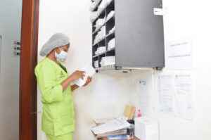 Femme recherche des documents Prima Sarl