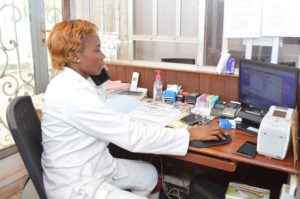 Femme dans un Bureau Prima Sarl